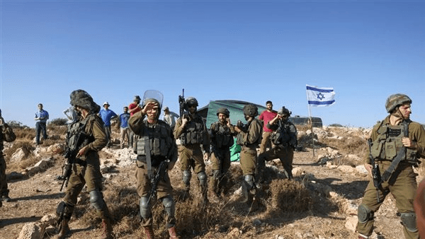 إصابة 7 فلسطينيين إثر اعتداء مستوطنين عليهم بالضفة