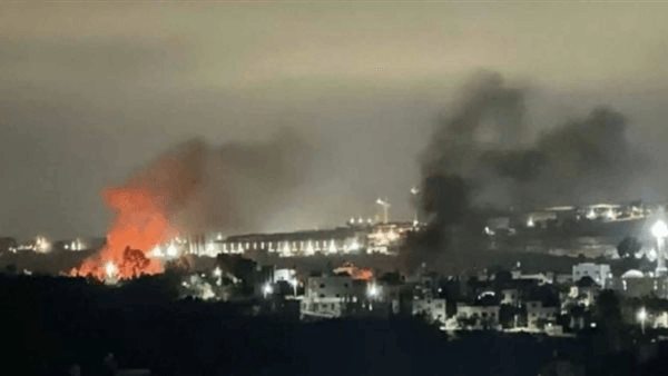مستوطنون يشعلون النيران في منازل فلسطينيين ببلدة بروقين (فيديو)