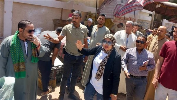 توجيه إنذارات للمواطنين بعدم إشغال الطريق في أبنوب بأسيوط (صور)