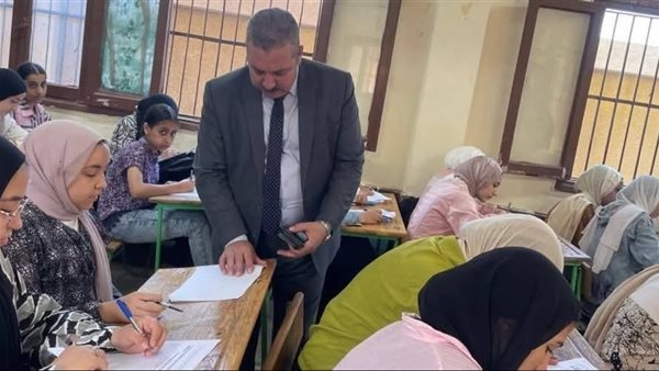 إحالة معلم إلى التحقيق لتصويره ورقة الامتحان في لجنة بالقليوبية