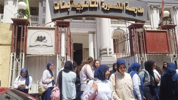 طلاب أولى ثانوي بالدقهلية: امتحانات الرياضيات سهل لكن اتخنقنا من الحر (فيديو)