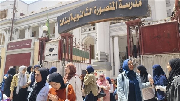 طلاب ثانية ثانوي بالدقهلية: الفيزياء صعبة والأحياء في مستوى الطالب الدحيح (فيديو وصور)