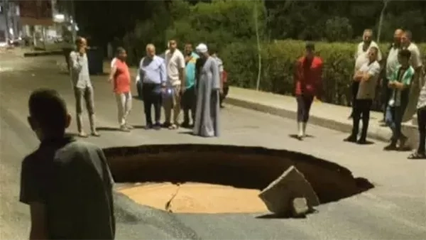 قطع طريقا رئيسيا، هبوط أرضي مفاجئ بمدينة السادات في المنوفية (صور)