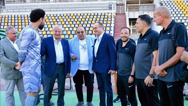 رئيس شركة المقاولون العرب يهنئ فريق الكرة بالعودة إلى الممتاز