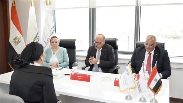 وزير العمل يشارك في المقابلات الشخصية لبرنامج "المرأة تقود للتنفيذيات"