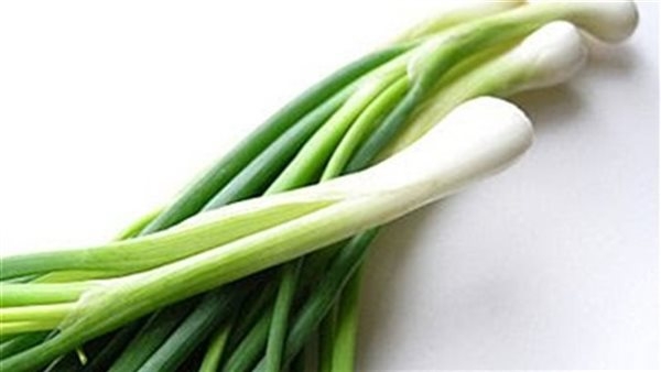 فوائد البصل الأخضر، مضاد للالتهابات ومقوي للعظام والمناعة لكن احذر
