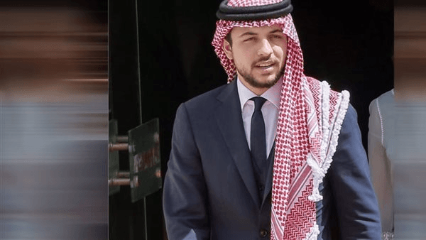 "كتف الأبوة"، طبيب يكشف سبب آلام كتف ولي عهد الأردن (صور)