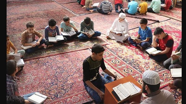 صراع الحداثة والأصالة، روائي شهير يثير الجدل لانتقاده عودة الكتاتيب بالقرى والأرياف