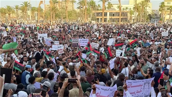 مظاهرات ضخمة بطرابلس ترفع "البطاقة الحمراء" وتعلن العصيان المدني في وجه الدبيبة (فيديو)