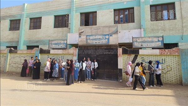 بالملازم، تجمع طلاب الشهادة الإعدادية أمام اللجان في الدقهلية قبل بدء الامتحان (صور)