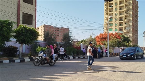 "التوك توك والموتوسيكل" وسيلة نقل طلاب الشهادة الإعدادية للجان الامتحانات بالغربية (بث مباشر)