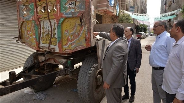 التحفظ على جرار بمقطورة لإلقائه مخلفات هدم بالطريق العام فى الدقهلية (صور)