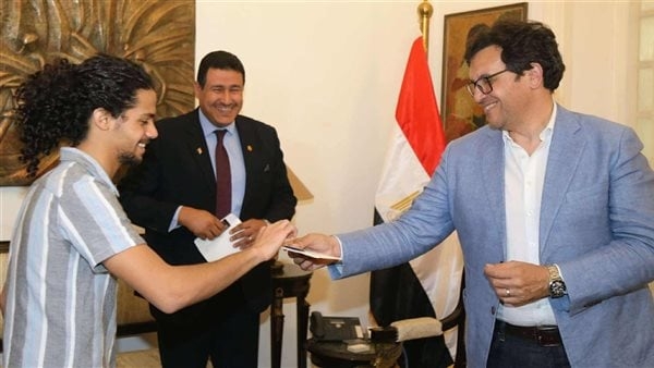 وزير الثقافة يُسلم بطاقات مبادرة 'أهلًا وسهلًا بالطلبة' لأوائل المشتركين
