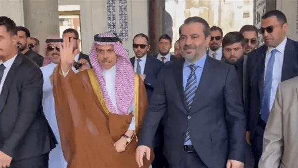 وزير الخارجية السعودي يؤم المصلين بالجامع الأموي الكبير في دمشق (فيديو)