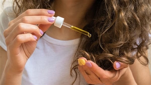 وصفات من الزيوت الطبيعية للعناية بالشعر الجاف صيفا