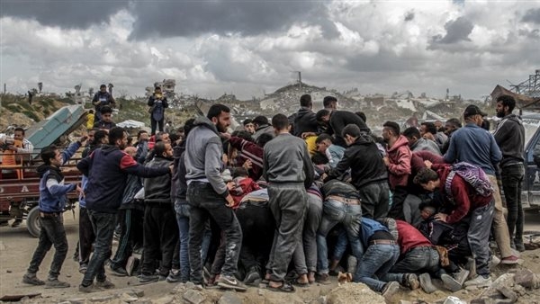 مجزرة جديدة للاحتلال، استشهاد 22 فلسطينيا وإصابة 115 بمركز توزيع المساعدات برفح