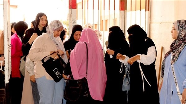 لمنع اصطحاب الموبايلات، تفتيش طلاب وطالبات الاعدادية على أبواب اللجان في الدقهلية (فيديو وصور)