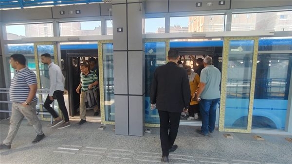 في أول أيام تشغيله، إقبال كبير من المواطنين على استخدام الأتوبيس الترددي (صور)