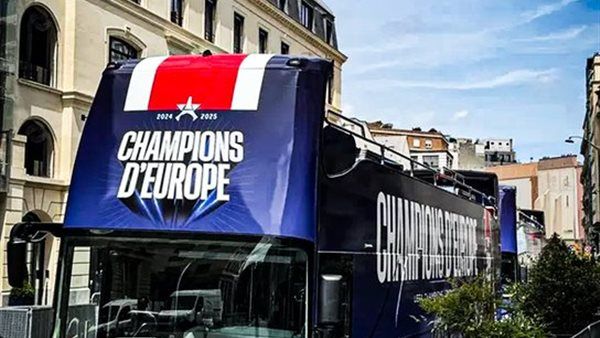 حافلة مكشوفة لنجوم سان جيرمان للاحتفال بدوري أبطال أوروبا في باريس