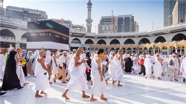 الحجاج يتوافدون على المسجد الحرام لأداء "طواف القدوم" (صور)