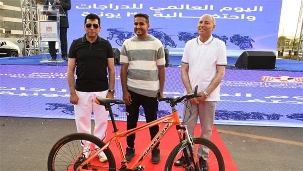 على هامش ماراثون الدراجات، وزير الرياضة يكرم عامل دليفري ويمنحه دراجة هوائية