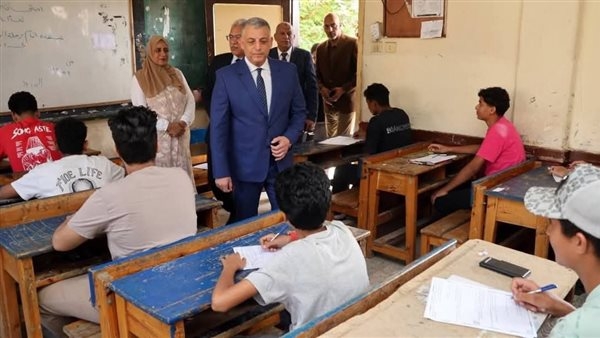 طلاب الشهادة الإعدادية بالإسماعيلية يؤدون امتحاني الهندسة وتكنولوجيا المعلومات