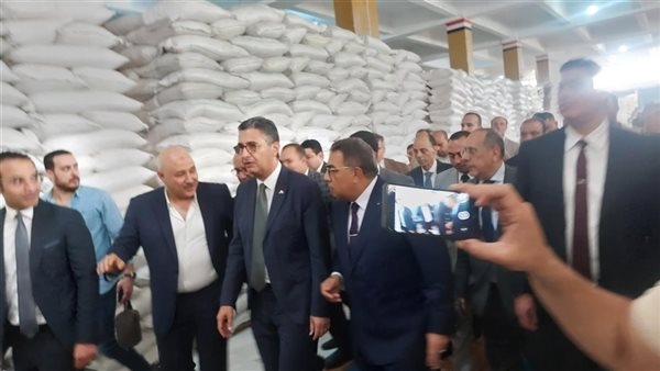 وزير التموين يطمئن المصريين على المخزون الاستراتيجي للقمح من الدقهلية (فيديو وصور)