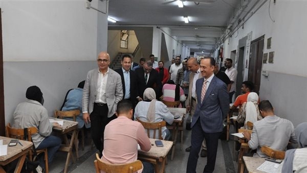 رئيس جامعة عين شمس يتفقد امتحانات الفصل الدراسي الثاني في عدد من الكليات