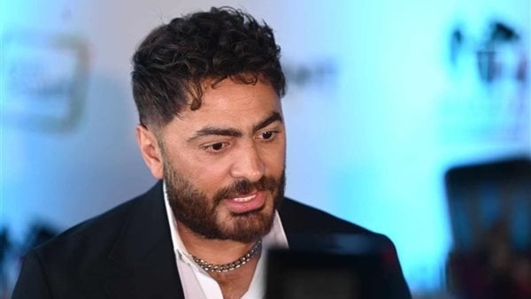 تامر حسني: سأظل مقتنعا بموهبتي في التلحين والتأليف رغم الانتقادات.. وأمي «السورية» سر إتقاني للهجة «الشامية».. وأنا اللي قدمت كزبرة للجمهور (حوار)