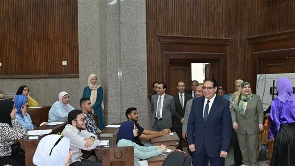رئيس جامعة القاهرة يتفقد الامتحانات بكليات الاقتصاد والعلوم السياسية والآداب والإعلام