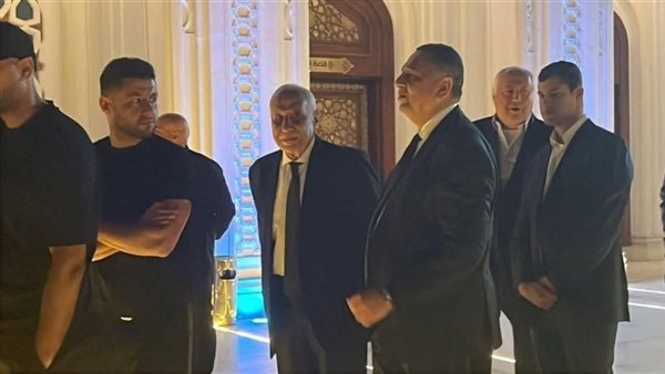 رغم الأزمة الصحية، حسين لبيب يحضر عزاء والدة عمرو الجنايني