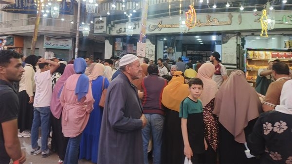 زحام على محال الشوكولاتة والحلويات بالمنصورة قبل عيد الأضحى (فيديو)
