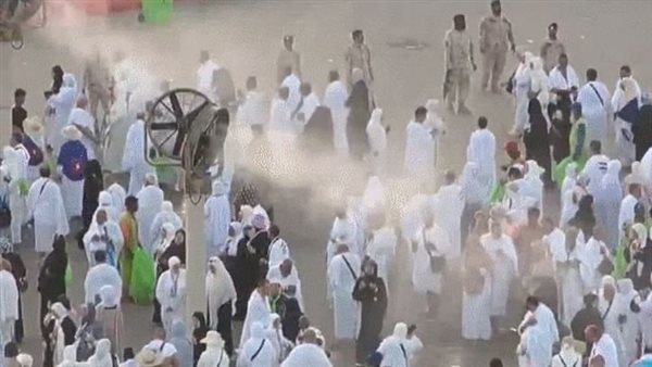 موسم الحج 2025، رذاذ الماء والمظلات تخفف حرارة الطقس على الحجاج في عرفة (فيديو)