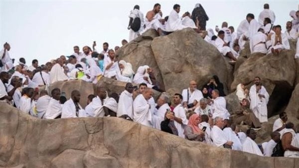 بالمصحف والشمسية، 33 صورة ترصد صعود الحجاج على جبل عرفات