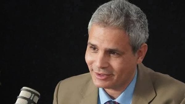 نقيب الصحفيين: انتهاء إجراءات الإفراج عن أحمد سراج ووصوله إلى منزله