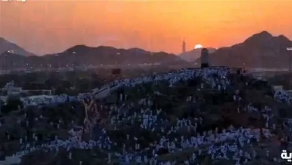 مشهد مهيب لغياب شمس يوم عرفة (فيديو)