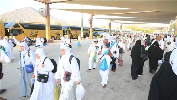 حجاج الجمعيات الأهلية يتوجهون إلى مزدلفة مع غروب شمس عرفة