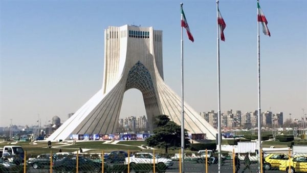 عشرات الإيرانيين يتجمعون في ساحة انقلاب بطهران للتنديد بالهجمات الإسرائيلية
