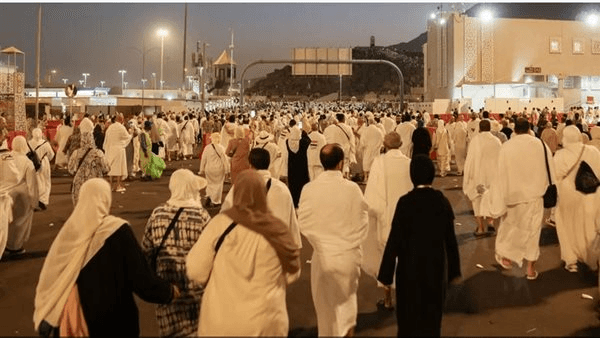 بدء توافد الحجاج إلى مشعر منى لرمي الجمرات (فيديو)