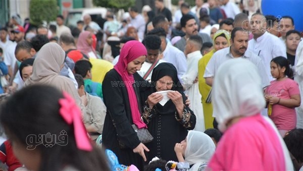 دموع في العيد، بكاء سيدة في صلاة عيد الأضحى بمسجد مصطفى محمود يخطف الأنظار (صور)