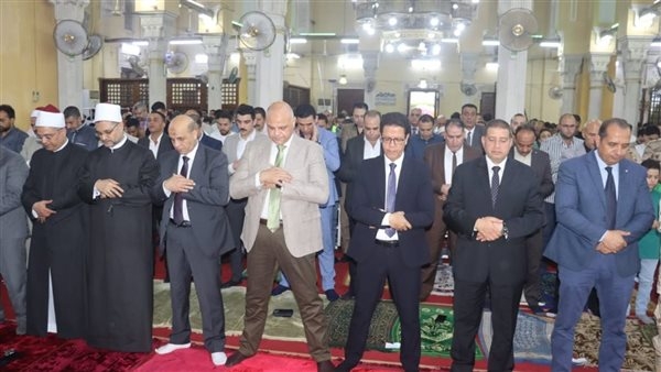 محافظ القليوبية يؤدي صلاة عيد الأضحى بمسجد ناصر ببنها (صور)
