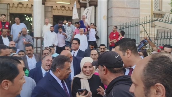سيلفي مع المحافظ، طارق مرزوق يداعب الأطفال ويلتقط الصور مع المواطنين احتفالا بعيد الأضحى (صور)