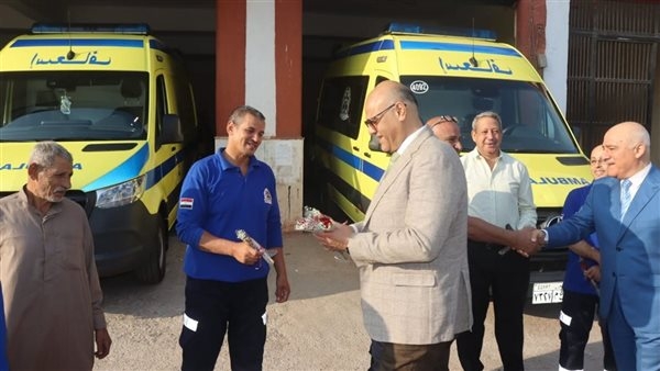 محافظ القليوبية يقدم الورود للمرضى والأطقم الطبية بمستشفى بنها احتفالا بعيد الأضحى