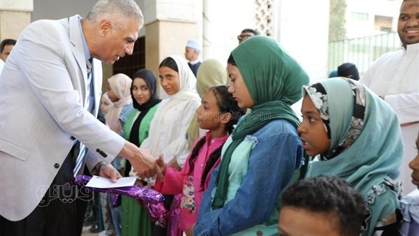محافظ أسوان يوزع كروت تهنئة رئيس الجمهورية والعيدية على الأطفال (صور)