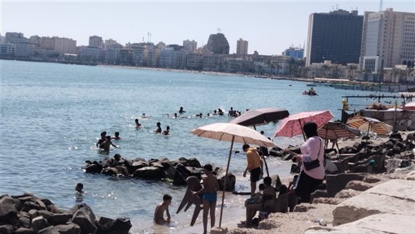أهالي الإسكندرية يتوجهون إلى الشواطئ هربا من حرارة الطقس (فيديو وصور)