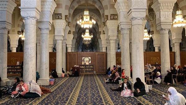 المواطنون يؤدون تكبيرات العيد بعد صلاة الجمعة في مسجد السيدة زينب (فيديو)