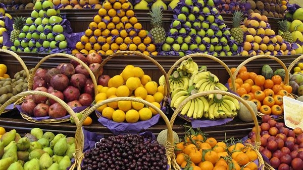 سعر الفاكهة اليوم، ارتفاع كبير في الخوخ البلدي والمشمش وانخفاض العنب الأحمر