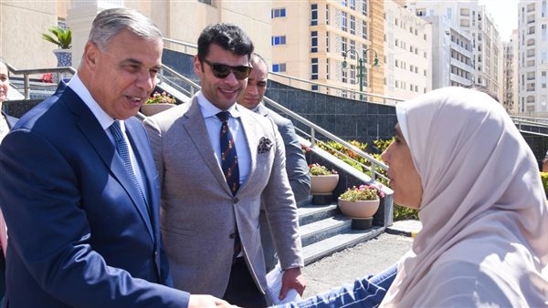 محافظ الإسكندرية يسلم توك توك بديل لسيدة فقدت مصدر رزقها في العاصفة