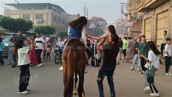 ركوب الخيل.. أبرز مظاهر احتفالات المواطنين بعيد الأضحى فى الغربية (فيديو)