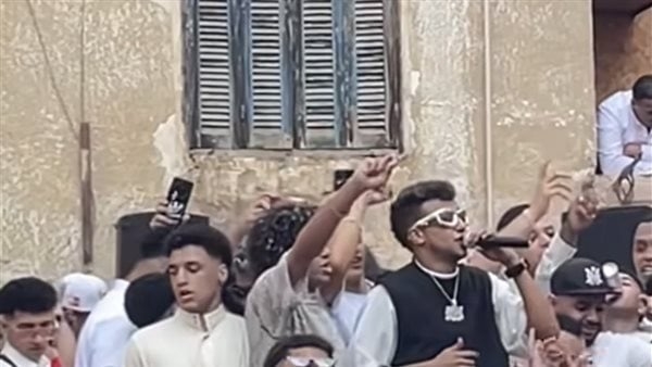 بعد حفله اليوم بفيصل، عصام صاصا يهرب على موتوسيكل من الزحام (صور)